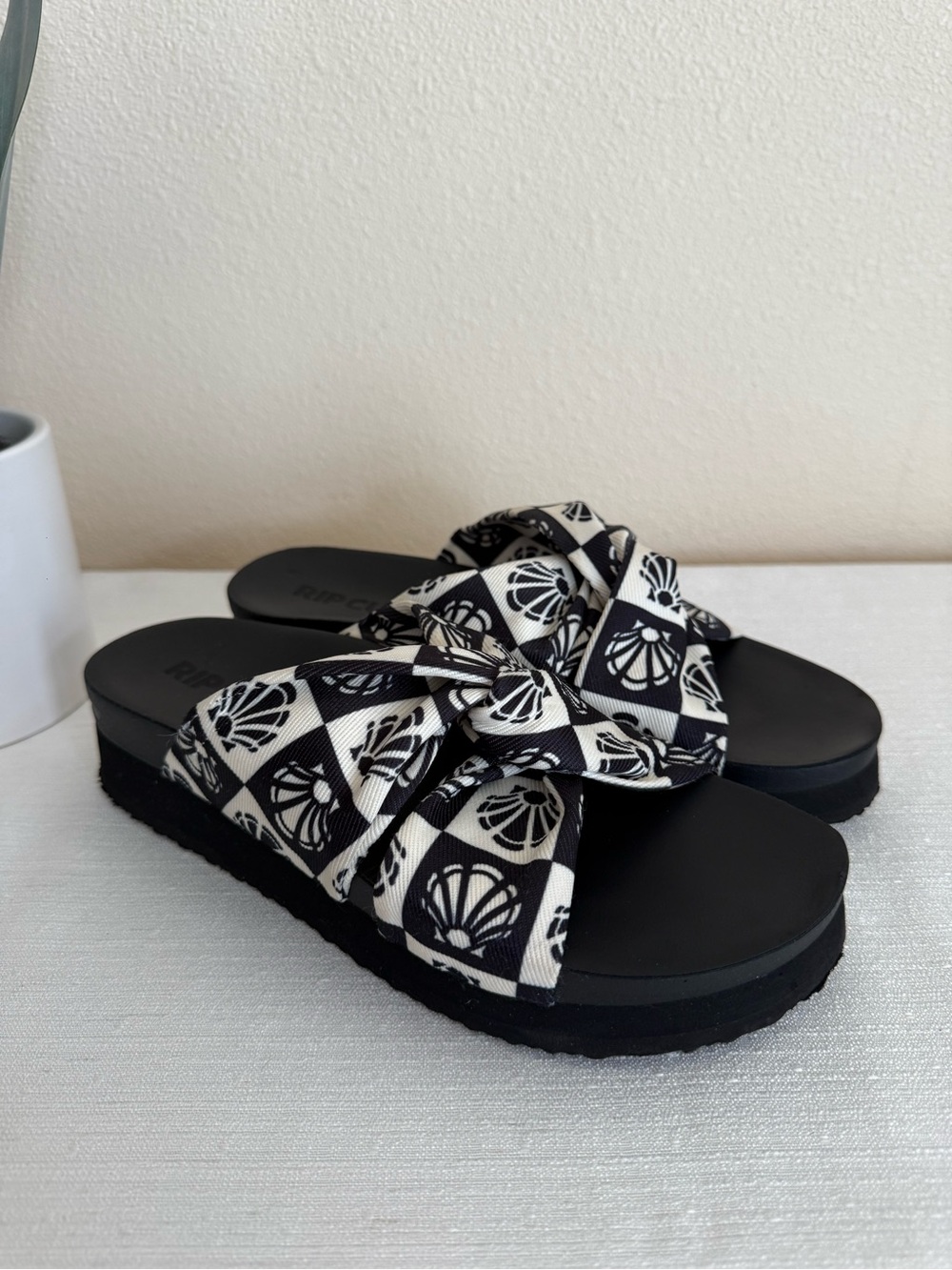 New RIP CURL Black & White Patterned Knot Slide Platform Sandals - Women